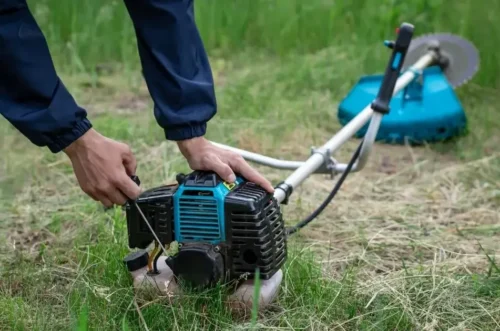 Cómo arrancar una desbrozadora de gasolina